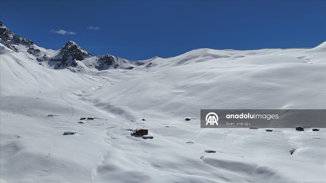 Rize'de karlar altında kalan yayla evleri havadan görüntülendi