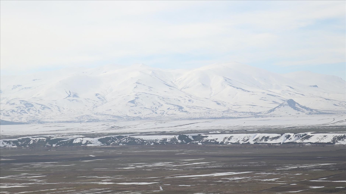 Karların erimeye başladığı Ağrı Ovası dronla görüntülendi