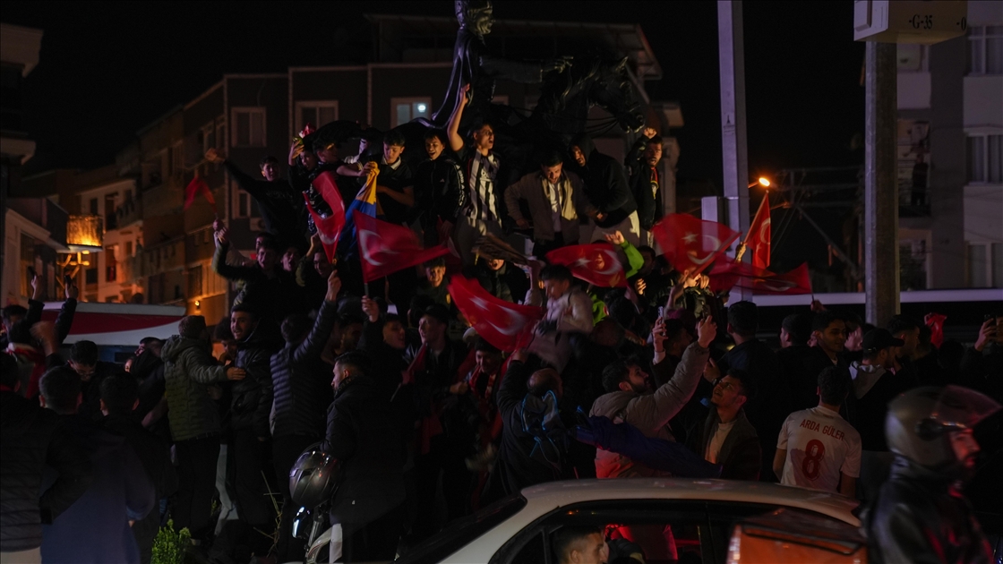 Vatandaşlar, Türkiye'nin 24 yıl sonra 2026 Dünya Kupası'na katılma hakkı kazanmasını sevinç gösterileriyle kutladı