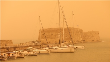 Afrika'dan gelen çöl tozu sonucu Girit Adası'nda gökyüzü kırmızıya büründü