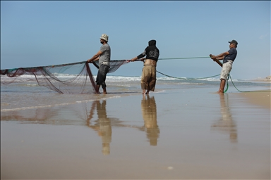 Палестинские рыбаки в Газе продолжают заниматься своим опасным промыслом, несмотря на угрозы