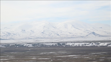 Karların erimeye başladığı Ağrı Ovası dronla görüntülendi