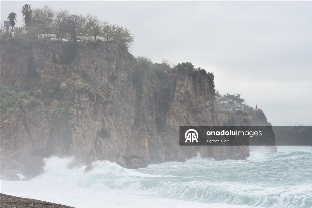 Antalya'da etkili olan sağanak sonrası dalga boyu yükseldi