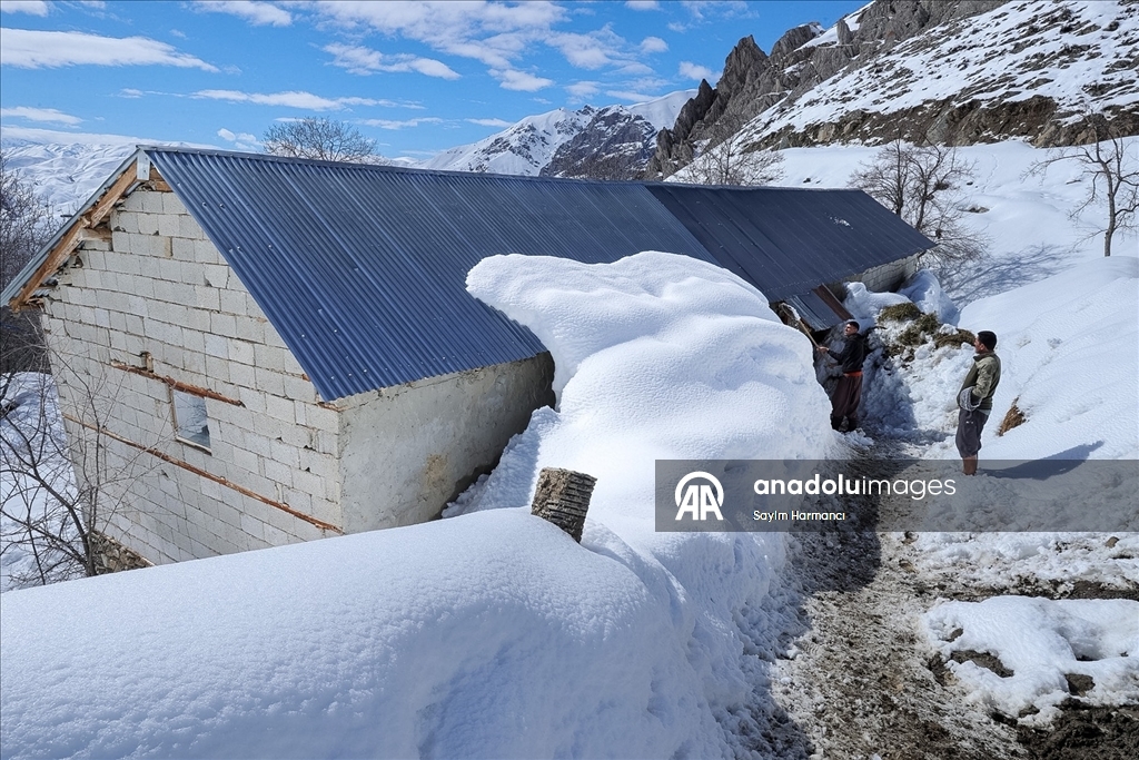 Hakkari'nin bir tarafında bahar bir tarafında kış yaşanıyor