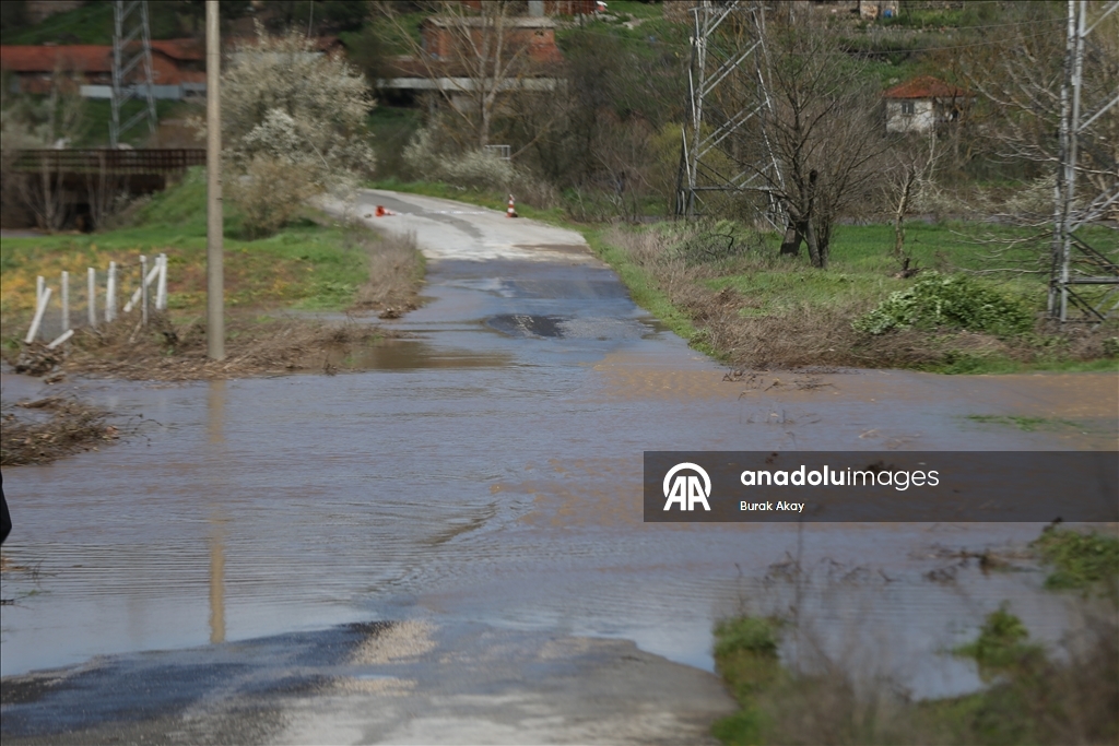 Çanakkale'de sağanak nedeniyle 2 köy yolu ulaşıma kapatıldı