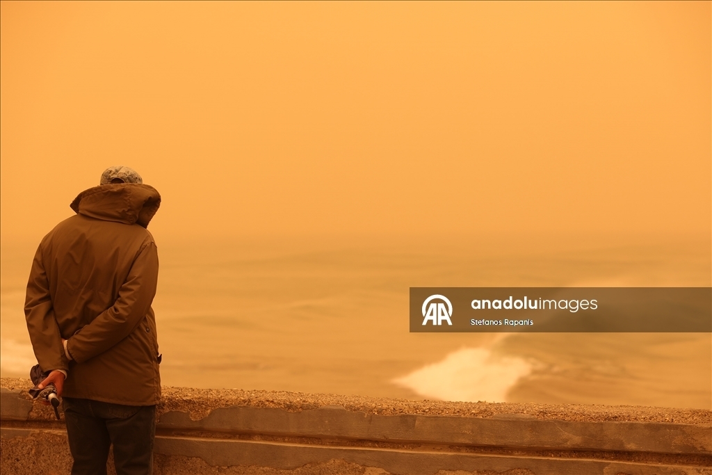 Пыльная буря и торнадо накрыли остров Крит: небо окрасилось в красный цвет 8