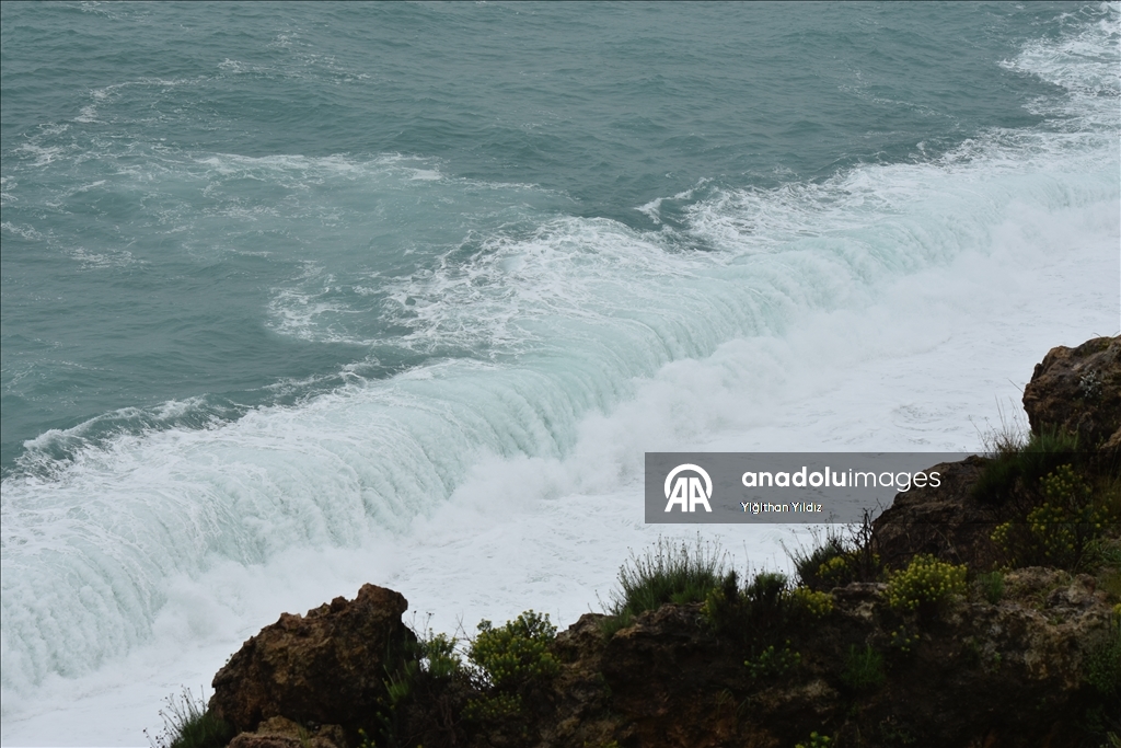 Antalya'da etkili olan sağanak sonrası dalga boyu yükseldi