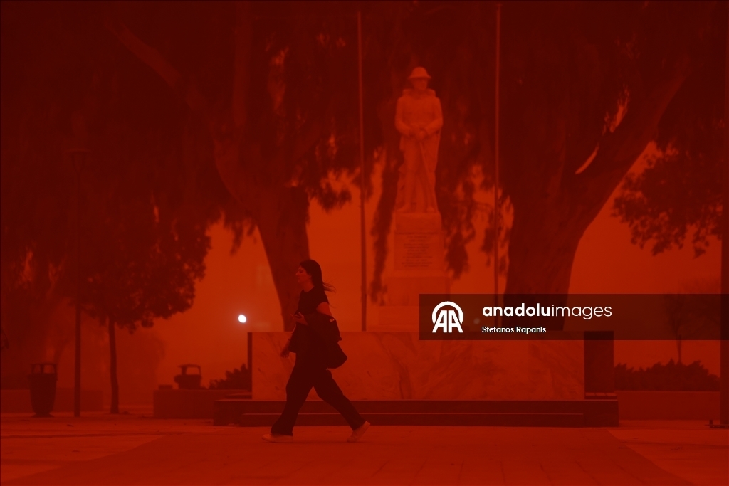 Пыльная буря и торнадо накрыли остров Крит: небо окрасилось в красный цвет 3