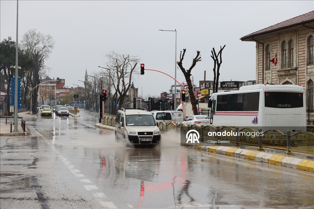 Edirne'de sağanak etkili oluyor