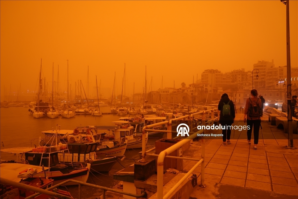 Пыльная буря и торнадо накрыли остров Крит: небо окрасилось в красный цвет 4