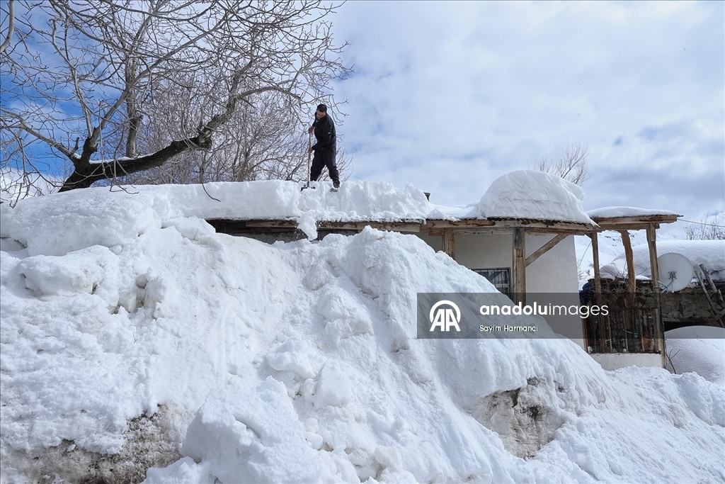 Hakkari'nin bir tarafında bahar bir tarafında kış yaşanıyor