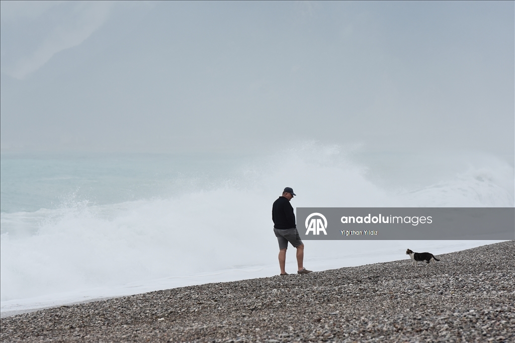 Antalya'da etkili olan sağanak sonrası dalga boyu yükseldi