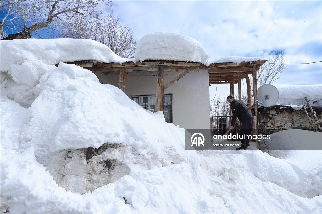 Hakkari'nin bir tarafında bahar bir tarafında kış yaşanıyor
