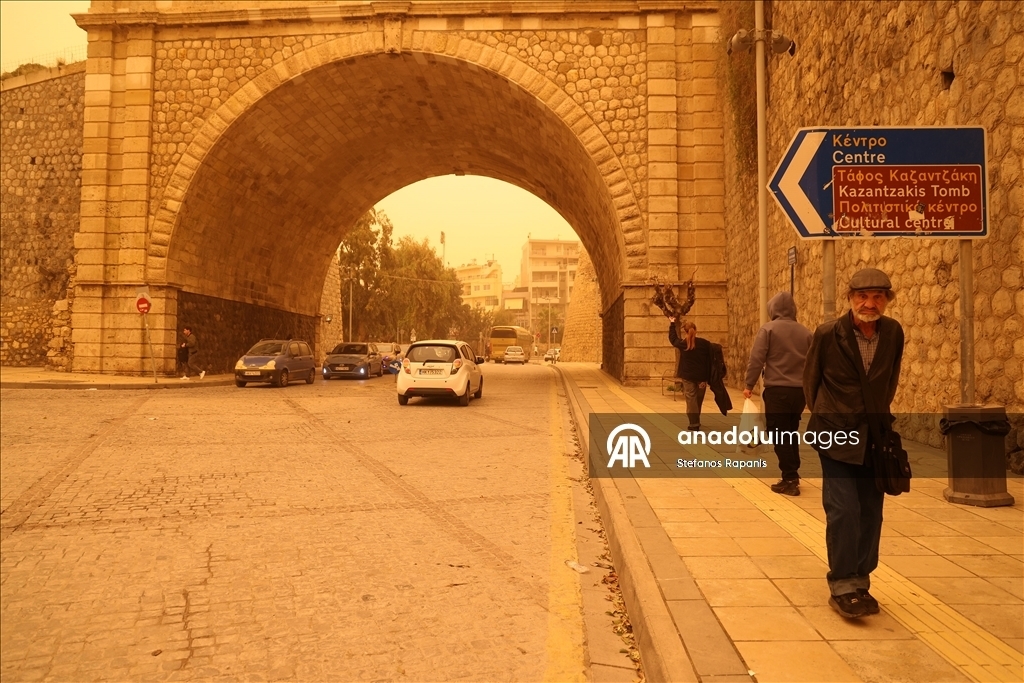 Пыльная буря и торнадо накрыли остров Крит: небо окрасилось в красный цвет 6