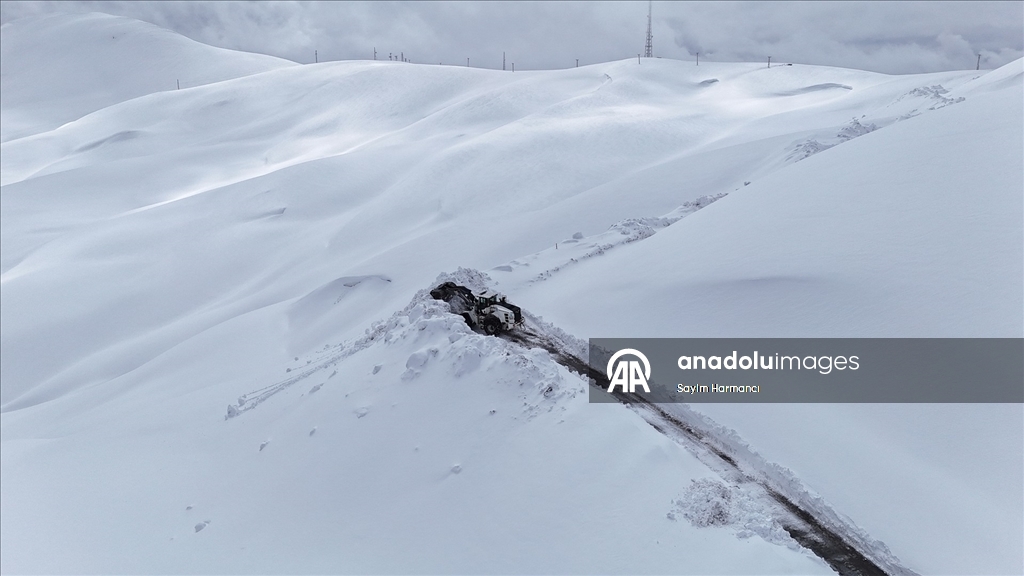 Hakkari'nin bir tarafında bahar bir tarafında kış yaşanıyor
