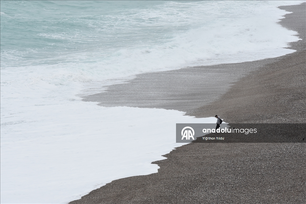 Antalya'da etkili olan sağanak sonrası dalga boyu yükseldi