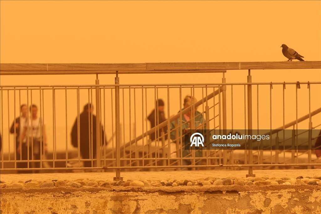 Пыльная буря и торнадо накрыли остров Крит: небо окрасилось в красный цвет 7