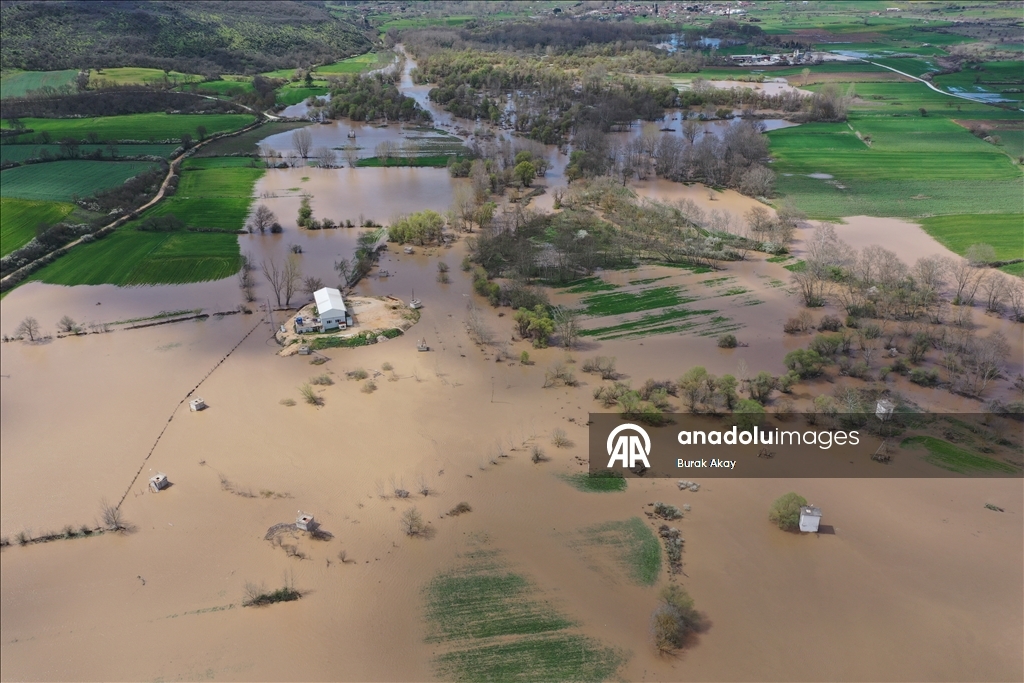 Çanakkale'de sağanak nedeniyle 2 köy yolu ulaşıma kapatıldı