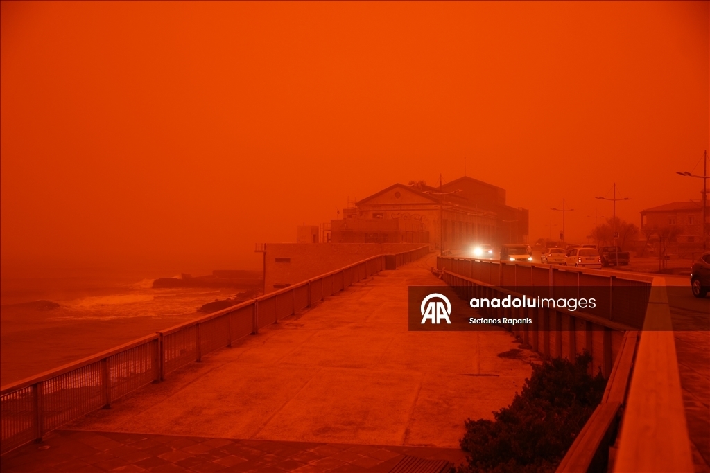 Пыльная буря и торнадо накрыли остров Крит: небо окрасилось в красный цвет 1