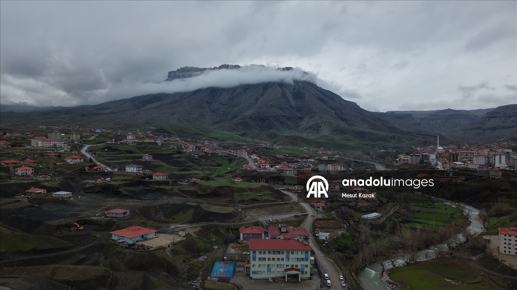 Hakkari'nin bir tarafında bahar diğer tarafında kış yaşanıyor