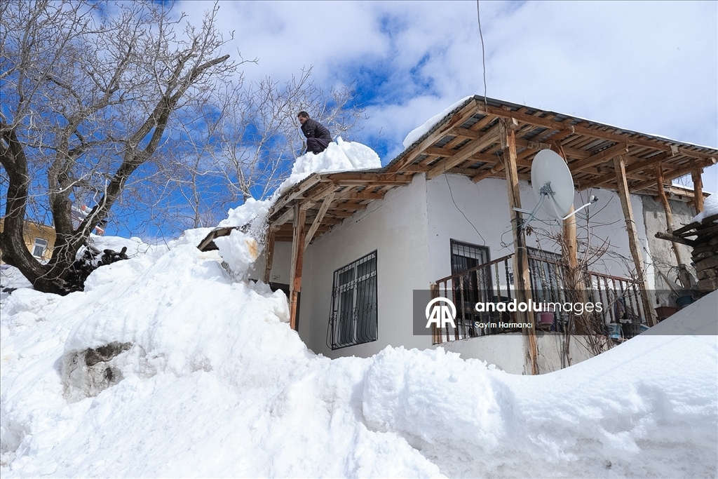 Hakkari'nin bir tarafında bahar bir tarafında kış yaşanıyor