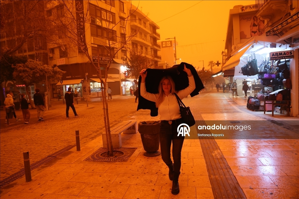 Пыльная буря и торнадо накрыли остров Крит: небо окрасилось в красный цвет 5