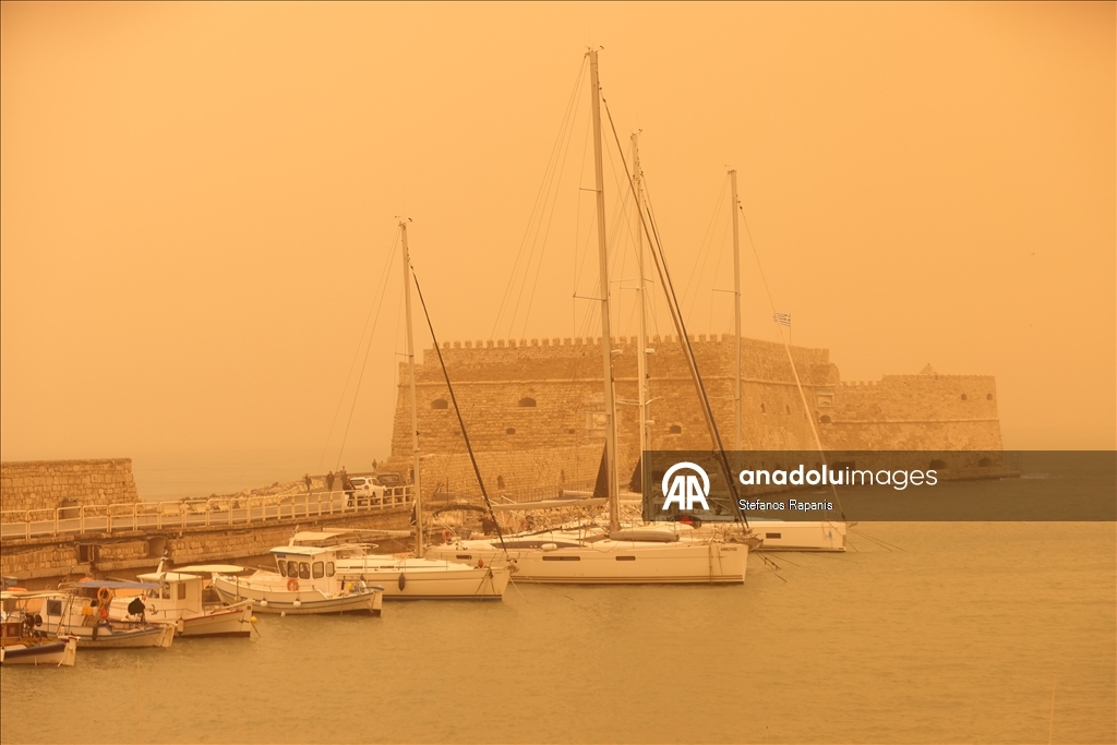 Пыльная буря и торнадо накрыли остров Крит: небо окрасилось в красный цвет