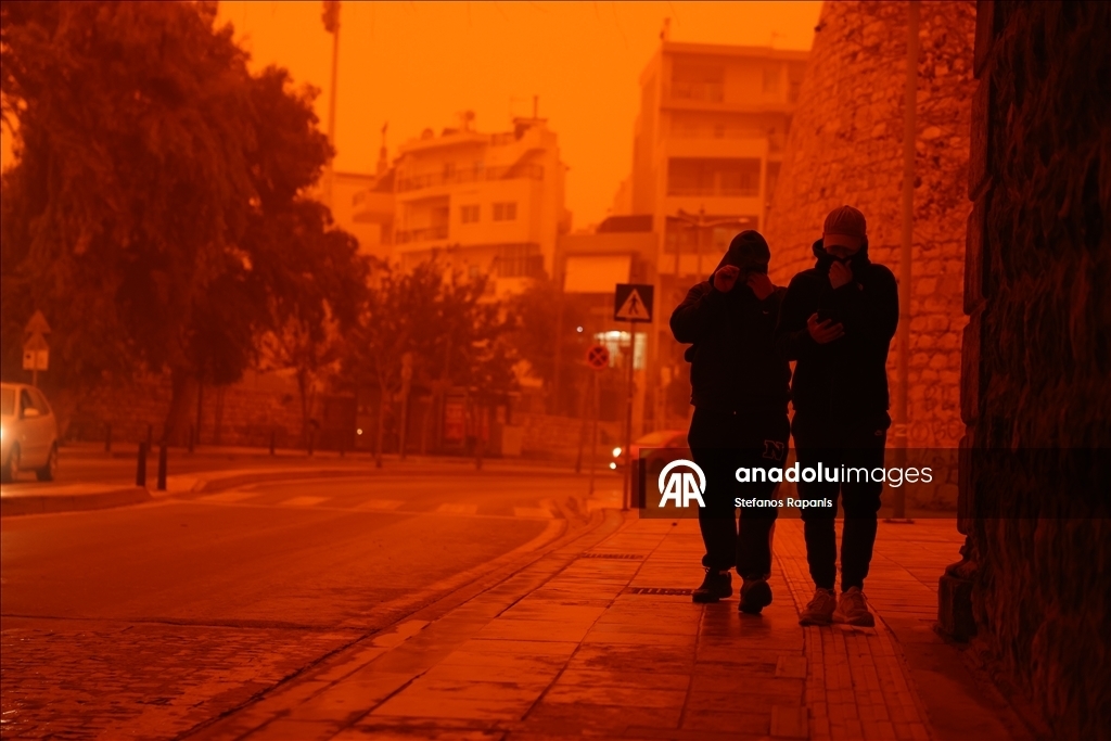 Пыльная буря и торнадо накрыли остров Крит: небо окрасилось в красный цвет 2