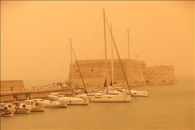 Пыльная буря и торнадо накрыли остров Крит: небо окрасилось в красный цвет