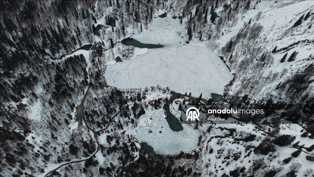 Borçka Karagöl Tabiat Parkı ziyaretçilerini ağırlamaya başladı