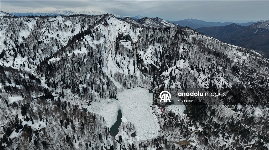 Borçka Karagöl Tabiat Parkı ziyaretçilerini ağırlamaya başladı
