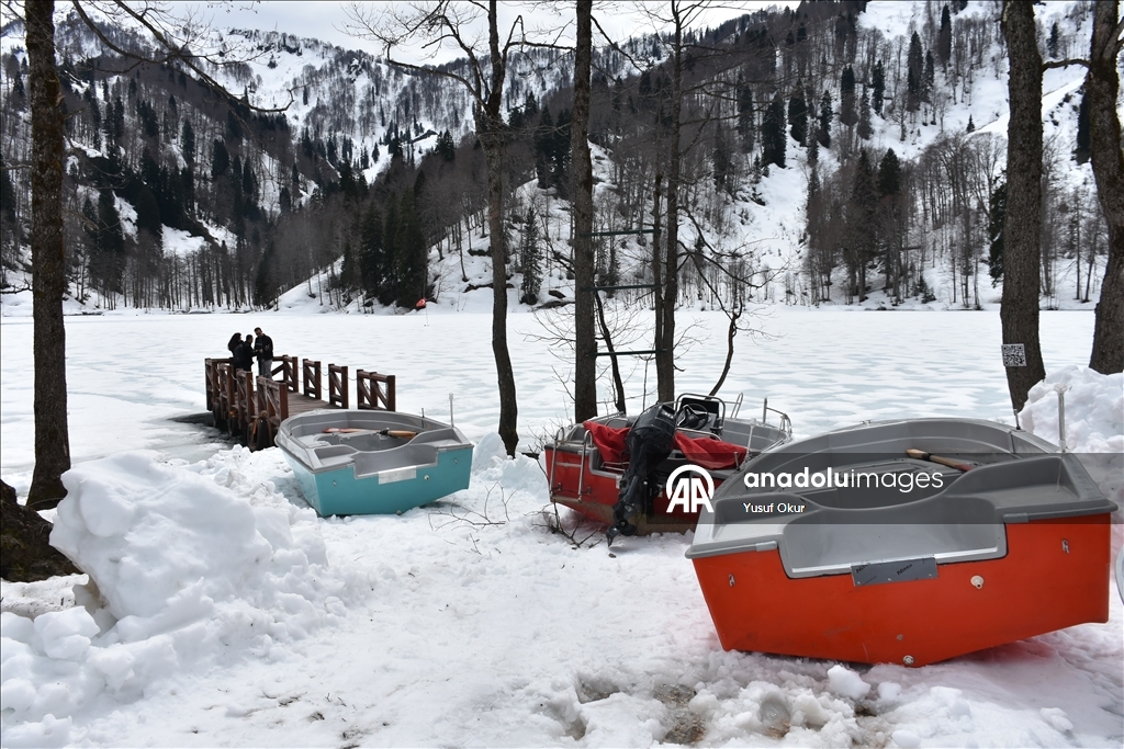 Borçka Karagöl Tabiat Parkı ziyaretçilerini ağırlamaya başladı