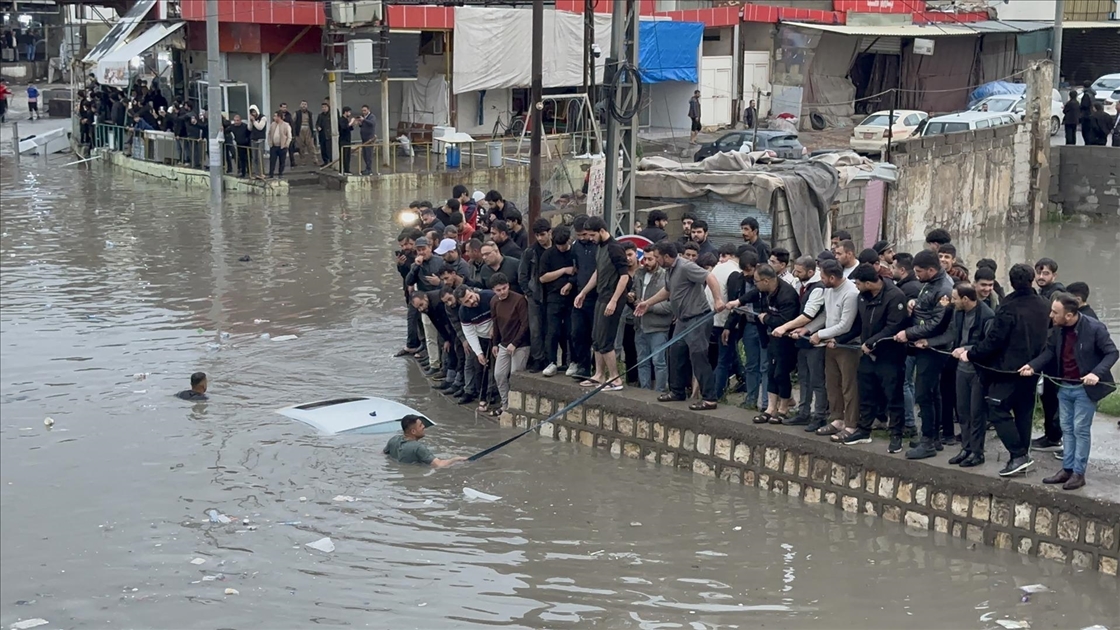 Irak’ın Erbil kentinde etkili olan yağış hayatı olumsuz etkiledi