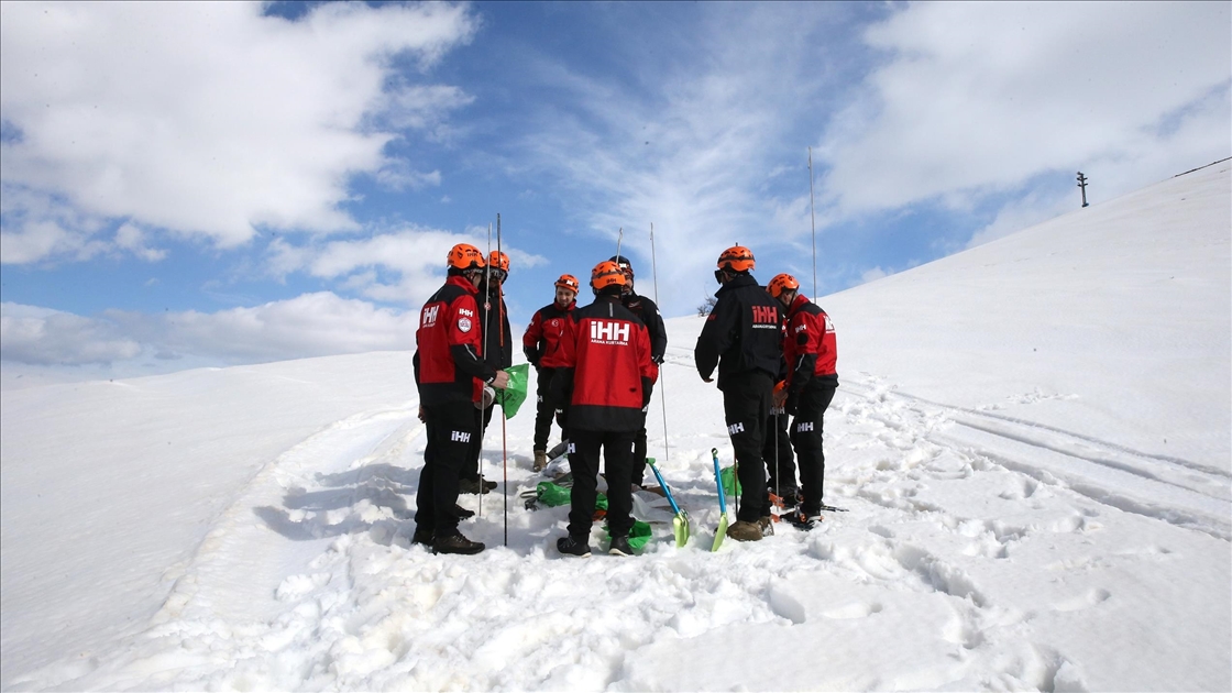 Gönüllü arama kurtarma ekibine çığ olaylarına müdahale için karda zorlu eğitim