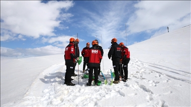Gönüllü arama kurtarma ekibine çığ olaylarına müdahale için karda zorlu eğitim