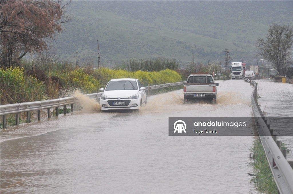 İzmir'de sağanak nedeniyle tarım arazileri ve kara yolu su altında kaldı