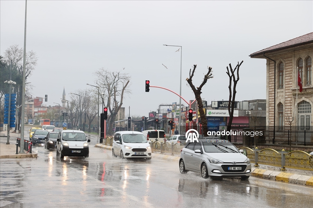Edirne'de sağanak hayatı olumsuz etkiledi