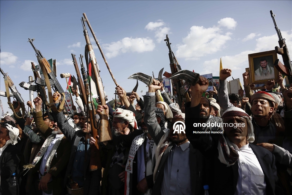 متظاهرون يمنيون يطالبون "الحوثي" بمواصلة العمليات ضد إسرائيل وأمريكا