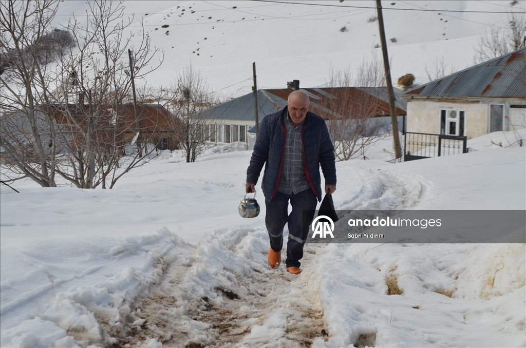 Muş'ta metrelerce karın bulunduğu köylerde yaşayanlar baharı bekliyor