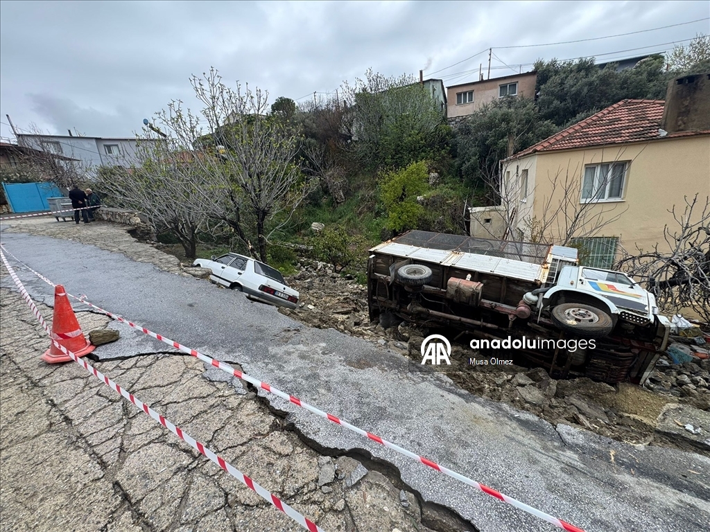 Aydın'da istinat duvarının çökmesi sonucu 2 araçta hasar oluştu