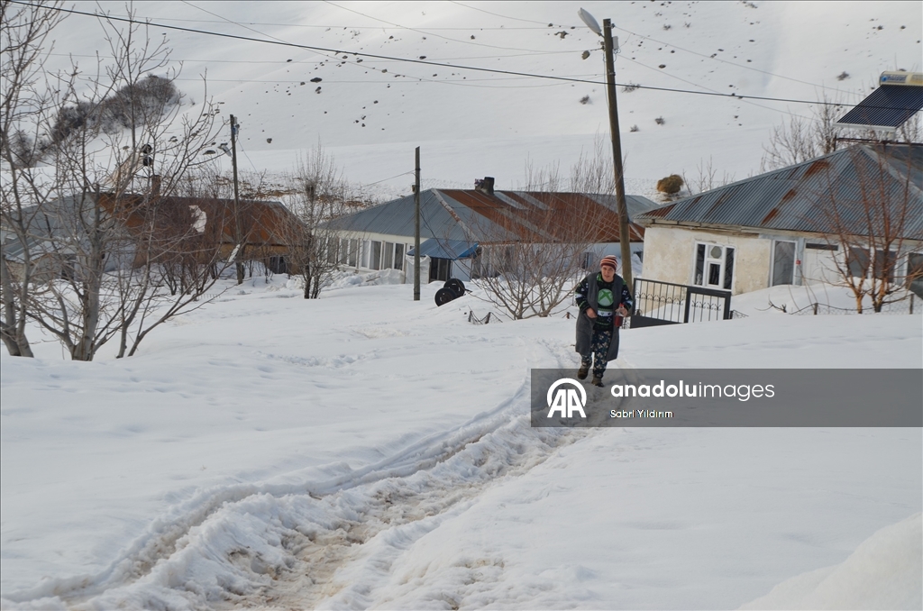 Muş'ta metrelerce karın bulunduğu köylerde yaşayanlar baharı bekliyor