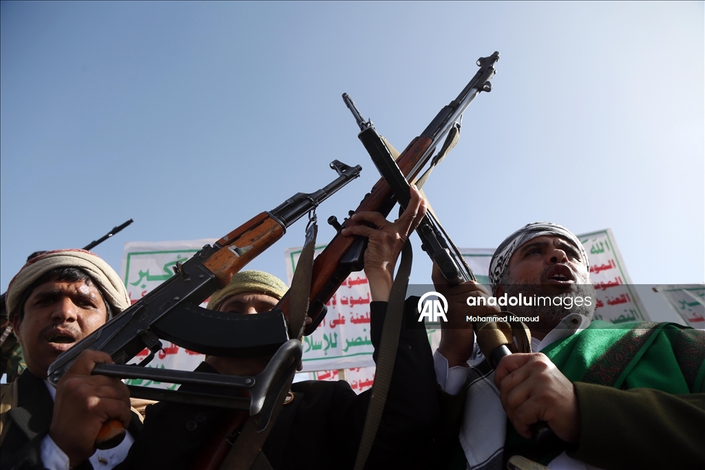 متظاهرون يمنيون يطالبون "الحوثي" بمواصلة العمليات ضد إسرائيل وأمريكا