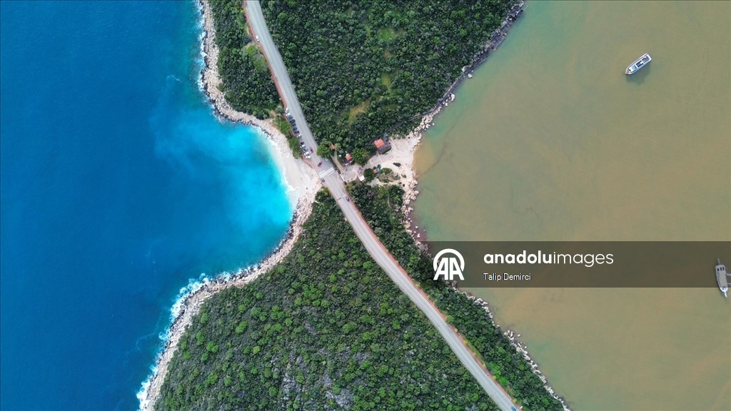 Kaş'ta sağanak sonrası denizin bir kısmı kahverengiye döndü