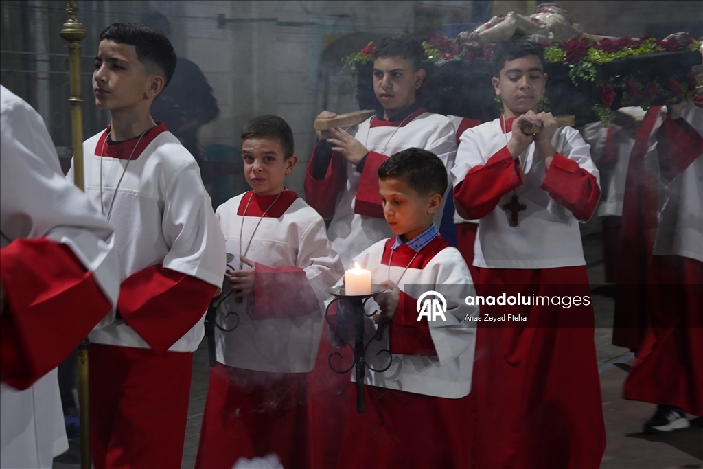 مسيحيو غزة يحيون الجمعة العظيمة وسط الحصار ومعاناة الحرب