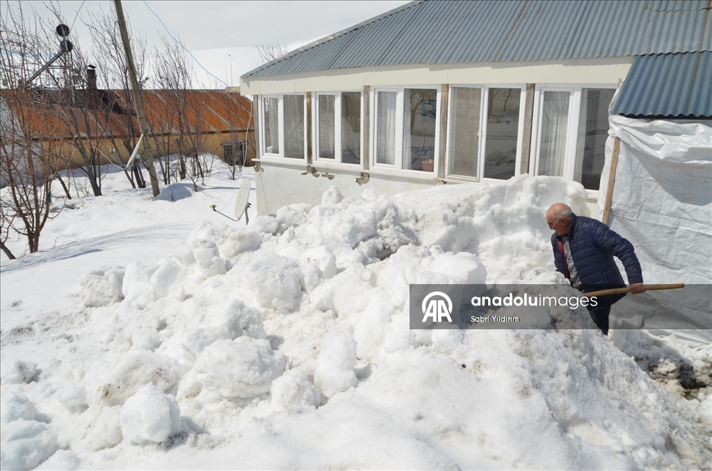 Muş'ta metrelerce karın bulunduğu köylerde yaşayanlar baharı bekliyor