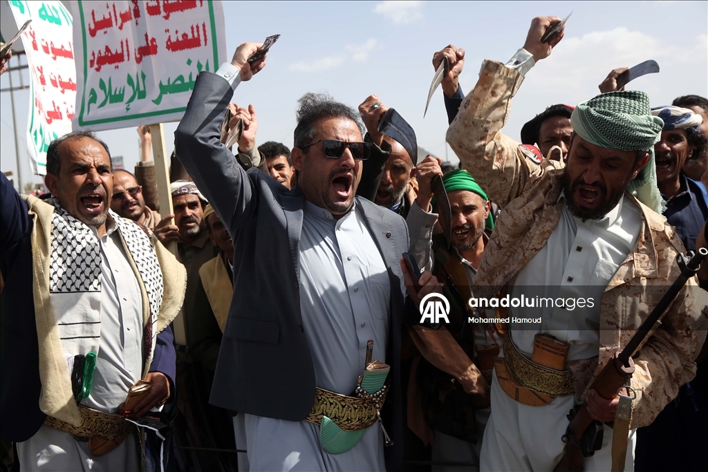 متظاهرون يمنيون يطالبون "الحوثي" بمواصلة العمليات ضد إسرائيل وأمريكا