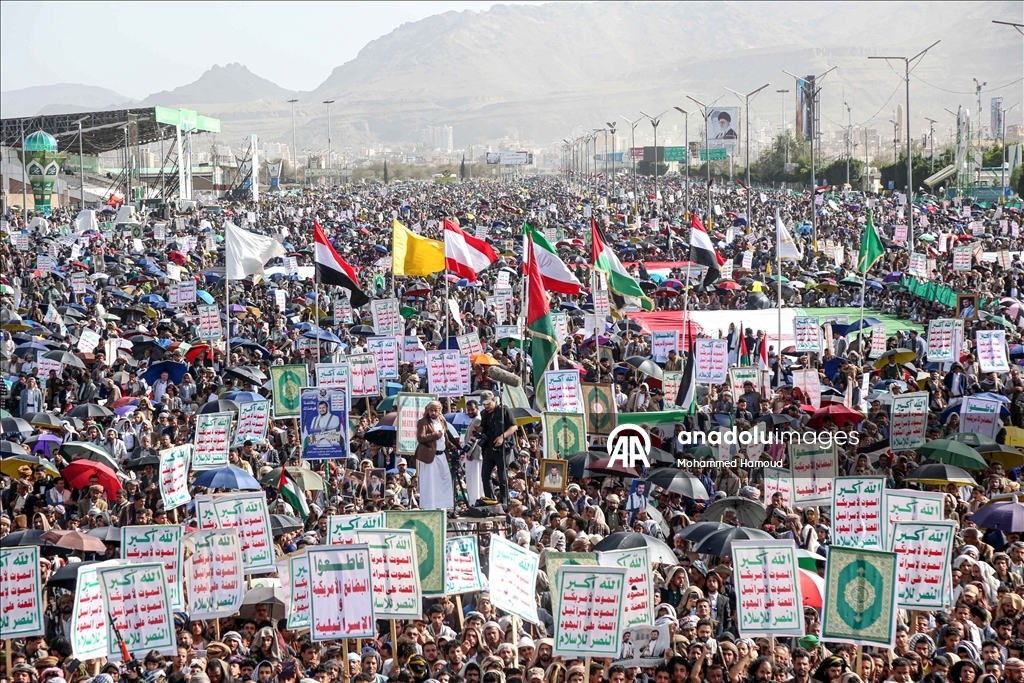 متظاهرون يمنيون يطالبون "الحوثي" بمواصلة العمليات ضد إسرائيل وأمريكا