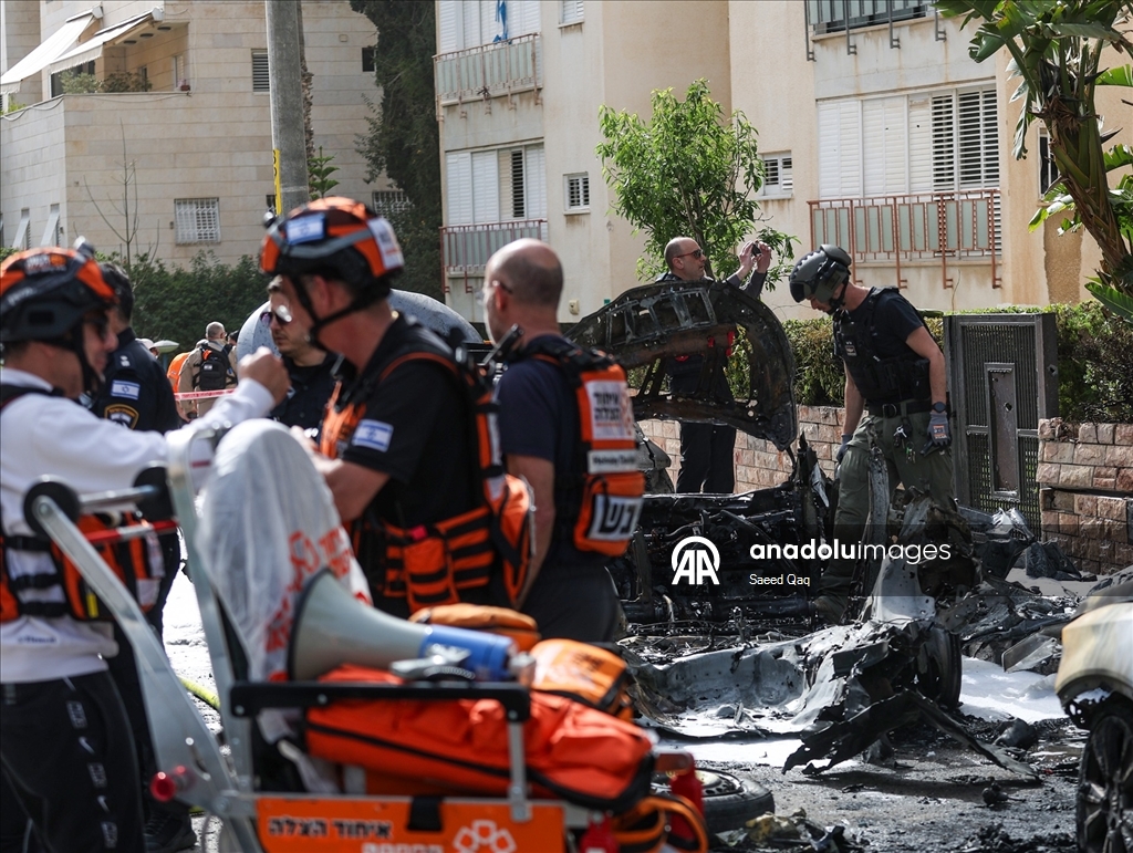 Tel Aviv yakınlarındaki Ramat Gan'a düşen füze parçaları hasara yol açtı