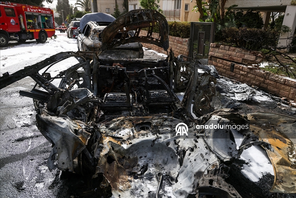 Tel Aviv yakınlarındaki Ramat Gan'a düşen füze parçaları hasara yol açtı