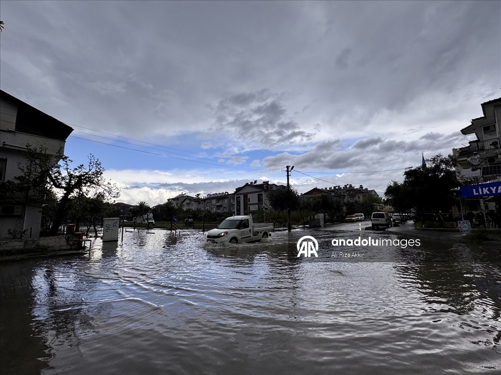 Muğla'da kuvvetli yağış hayatı olumsuz etkiliyor
